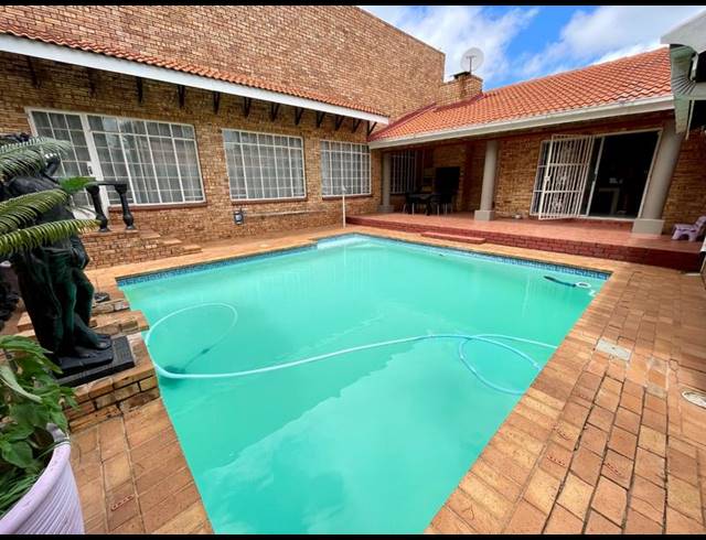 4 BEDROOM HOUSE FOR SALE IN NOORDHEUWEL